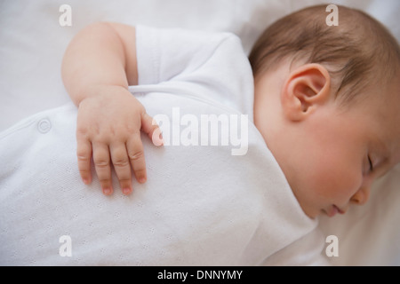 Baby Girl (2-5 mois) sleeping in bed Banque D'Images