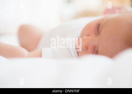 Baby Girl (2-5 mois) sleeping in bed Banque D'Images