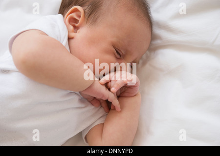 Baby Girl (2-5 mois) sleeping in bed Banque D'Images