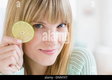 Portrait of woman holding tranche de lime Banque D'Images