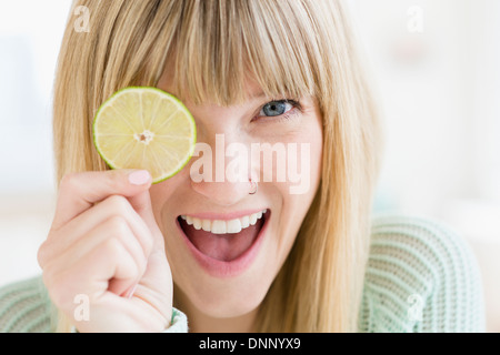 Portrait of woman holding tranche de lime Banque D'Images