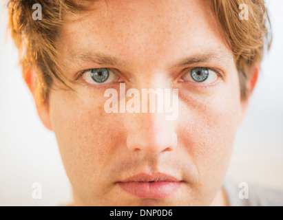 Portrait d'homme aux yeux bleus Banque D'Images