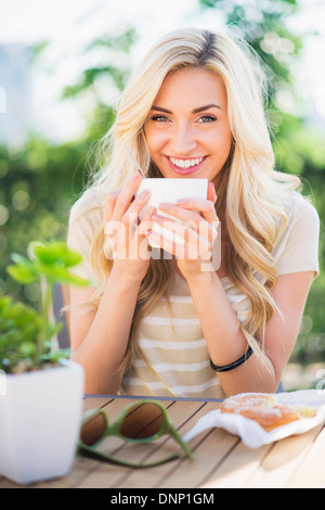 Portrait of teenage girl (16-17) boire du café Banque D'Images