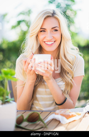 Portrait of teenage girl (16-17) boire du café Banque D'Images