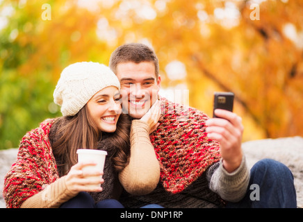 USA, New York State, New York, Portrait of couple in Central Park taking photo d'eux-mêmes Banque D'Images