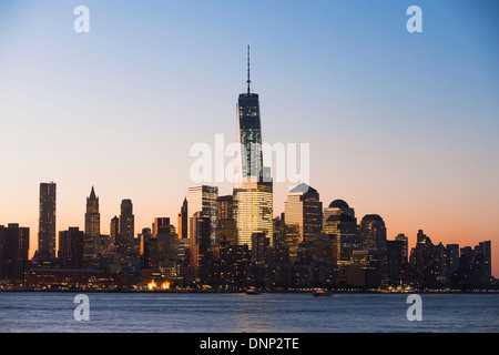 USA, l'État de New York, New York City, City skyline at Dusk Banque D'Images