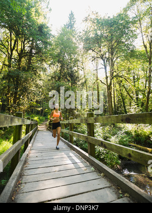 USA (Oregon, Portland, young woman jogging sur la passerelle Banque D'Images