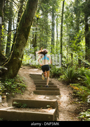 USA (Oregon, Portland, young woman jogging Banque D'Images