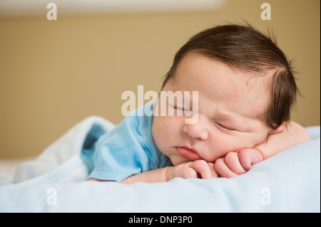 Portrait of newborn baby boy (0-1 months) sleeping Banque D'Images