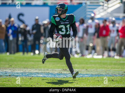 Dallas, Texas, USA. 1er janvier 2014 : .North Texas Mean Green wide receiver John Chelf (31) ramasse une tentative bloqué alors qu'il court vers la fin de la zone mais North Texas appelé un temps d'arrêt avant de nier les jouer pendant la 2014 Cœur de Dallas Bowl match de football entre l'Université du Nevada Las Vegas rebelles et le North Texas Mean Green Eagles à Cotton Bowl Stadium de Dallas, Texas. Credit : Cal Sport Media/Alamy Live News Banque D'Images