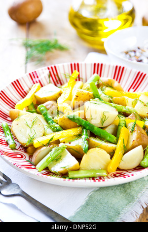 Pomme de terre à l'aneth, asperges et salade Banque D'Images