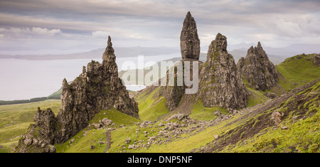 Le vieil homme de Storr sur la péninsule de Trotternish, un éperon rocheux et de l'escarpement de l'île de Skye, en Ecosse. Banque D'Images