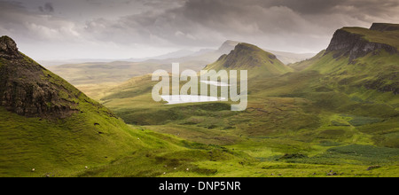 À partir de la péninsule de Trotternish Quiraing sur le taquet, vers l'île de Skye, en Ecosse. Banque D'Images