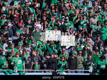 Dallas, Texas, USAJanuary 1st, 2014 : .North Texas fans cheer au cours de la 2014 Cœur de Dallas Bowl match de football entre l'Université du Nevada Las Vegas rebelles et le North Texas Mean Green Eagles à Cotton Bowl Stadium de Dallas, Texas. Credit : Cal Sport Media/Alamy Live News Banque D'Images