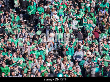 Dallas, Texas, USAJanuary 1st, 2014 : .North Texas fans cheer au cours de la 2014 Cœur de Dallas Bowl match de football entre l'Université du Nevada Las Vegas rebelles et le North Texas Mean Green Eagles à Cotton Bowl Stadium de Dallas, Texas. Credit : Cal Sport Media/Alamy Live News Banque D'Images