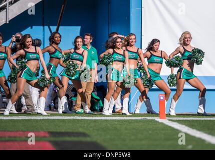 Dallas, Texas, USAJanuary 1st, 2014 : .North Texas Dancers effectuer au cours de la 2014 Cœur de Dallas Bowl match de football entre l'Université du Nevada Las Vegas rebelles et le North Texas Mean Green Eagles à Cotton Bowl Stadium de Dallas, Texas. Credit : Cal Sport Media/Alamy Live News Banque D'Images