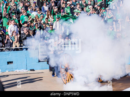 Dallas, Texas, USAJanuary 1st, 2014 : .Texas du nord au large de leurs feux pendant le Canon 2014 Cœur de Dallas Bowl match de football entre l'Université du Nevada Las Vegas rebelles et le North Texas Mean Green Eagles à Cotton Bowl Stadium de Dallas, Texas. Credit : Cal Sport Media/Alamy Live News Banque D'Images