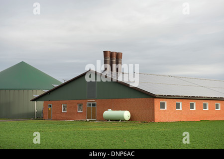 Le biogaz et l'énergie solaire produite sur une ferme d'élevage Banque D'Images