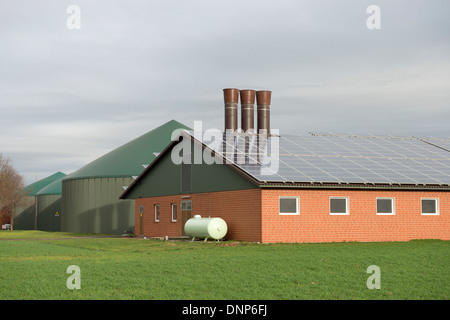 Le biogaz et l'énergie solaire produite sur une ferme d'élevage Banque D'Images