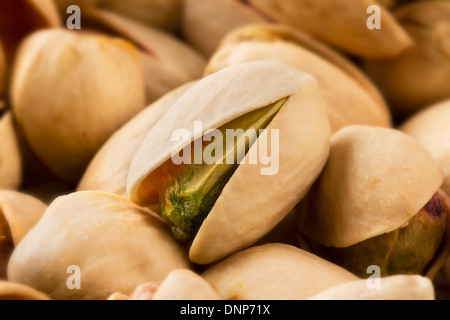 Gros plan d'une pistache dans un groupe Banque D'Images