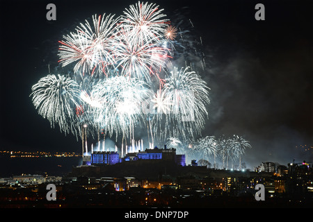 L'Écosse Edinburgh herald's dans la nouvelle année 2014 avec un affichage de l'artifice comme vu de Blackford Hill. Banque D'Images