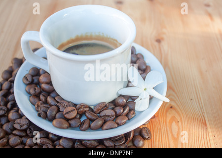 Les grains de café tasse libre jasmine flower background personne n 'copie' de l'espace Banque D'Images