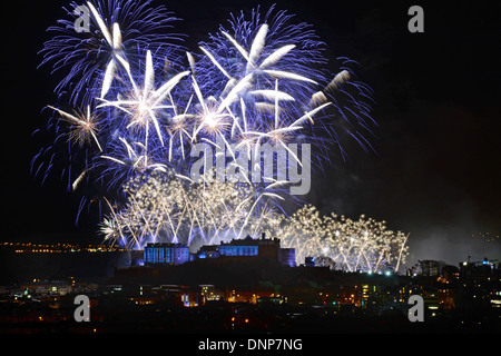 Edimbourg Ecosse hérauts en 2014 avec un feu d'artifice au-dessus du château, vue de Blackford Hill. Banque D'Images