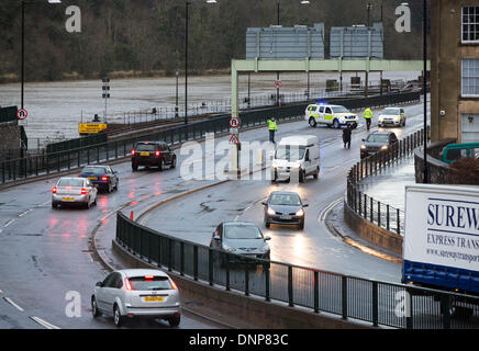 Bristol, Royaume-Uni. 3e janvier 2014. La police et les travailleurs d'urgence arrêter le trafic de passer à travers l'Avon Gorge après les marées hautes enfreint zones autour de la rivière Avon à Bristol. 3 janvier 2014 Crédit : Adam Gasson/Alamy Live News Banque D'Images