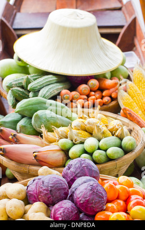 Légumes sur bateau au marché flottant. Banque D'Images
