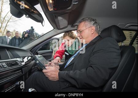 Schwandorf, Allemagne. 06Th Jan, 2014. Le ministre de l'Intérieur bavarois, Joachim Herrmann (CSU) se trouve dans une voiture de police civile à Schwandorf, Allemagne, 03 janvier 2014. Le ministre de l'Intérieur bavarois des plans pour lutter contre la criminalité transfrontalière avec beaucoup plus de contrôle et une plus grande présence policière. Photo : ARMIN WEIGEL/dpa/Alamy Live News Banque D'Images