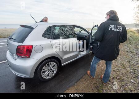 Schwandorf, Allemagne. 06Th Jan, 2014. Un officier de la soi-disant Schleierfahndung, contrôle des personnes sans méfiance, les chèques d'un véhicule en Schwandorf, Allemagne, 03 janvier 2014. Le ministre de l'Intérieur bavarois des plans pour lutter contre la criminalité transfrontalière avec beaucoup plus de contrôle et une plus grande présence policière. Photo : ARMIN WEIGEL/dpa/Alamy Live News Banque D'Images