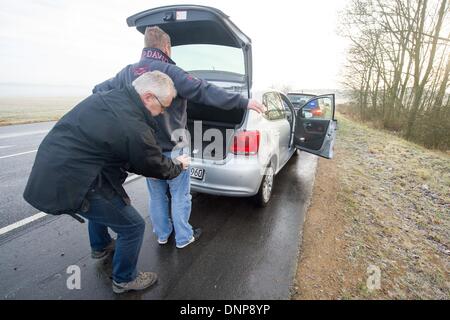 Schwandorf, Allemagne. 06Th Jan, 2014. Un officier de la soi-disant Schleierfahndung, contrôle des personnes sans méfiance, vérifie une personne à Schwandorf, Allemagne, 03 janvier 2014. Le ministre de l'Intérieur bavarois des plans pour lutter contre la criminalité transfrontalière avec beaucoup plus de contrôle et une plus grande présence policière. Photo : ARMIN WEIGEL/dpa/Alamy Live News Banque D'Images