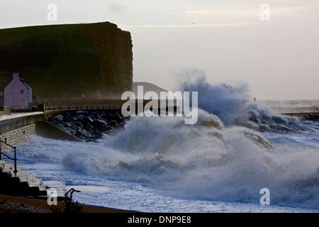 West Bay, Dorset UK. 3e janvier 2014. La falaise est de West Bay fournit l'arrière-plan comme les ondes de tempête sur la côte jurassique du Dorset Crédit : Tom Jura/Alamy Live News Banque D'Images