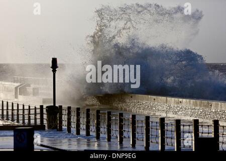 West Bay, Dorset UK. 3e janvier 2014. Les vagues se briser sur la jetée de la baie ouest du Jurassique comme les vents de force 7 apporter une autre tempête au sud-ouest. Crédit : Tom Jura/Alamy Live News Banque D'Images