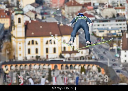 Innsbruck, Autriche. 06Th Jan, 2014. Gregor Schlierenzauer d'Autriche s'élance à travers l'air en face de l'église 'Wiltener Basilique' à la troisième étape des quatre Hills ski compétition de sauts à Innsbruck, Autriche, 03 janvier 2014. Photo : DANIEL KARMANN/dpa/Alamy Live News Banque D'Images