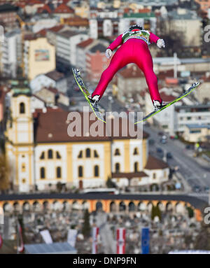 Innsbruck, Autriche. 06Th Jan, 2014. Anders Bardal de Norvège s'élance à travers l'air en face de l'église 'Wiltener Basilique' à la troisième étape des quatre Hills ski compétition de sauts à Innsbruck, Autriche, 03 janvier 2014. Photo : DANIEL KARMANN/dpa/Alamy Live News Banque D'Images