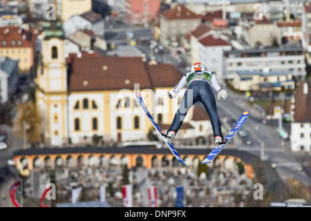 Innsbruck, Autriche. 06Th Jan, 2014. Thomas Diethart d'Autriche s'élance à travers l'air en face de l'église 'Wiltener Basilique' à la troisième étape des quatre Hills ski compétition de sauts à Innsbruck, Autriche, 03 janvier 2014. Photo : DANIEL KARMANN/dpa/Alamy Live News Banque D'Images