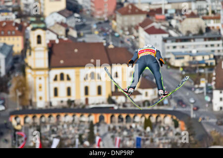 Innsbruck, Autriche. 06Th Jan, 2014. Kamil Stoch de Pologne s'élance à travers l'air en face de l'église 'Wiltener Basilique' à la troisième étape des quatre Hills ski compétition de sauts à Innsbruck, Autriche, 03 janvier 2014. Photo : DANIEL KARMANN/dpa/Alamy Live News Banque D'Images