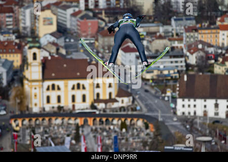 Innsbruck, Autriche. 06Th Jan, 2014. Thomas Morgenstern d'Autriche s'élance à travers l'air en face de l'église 'Wiltener Basilique' à la troisième étape des quatre Hills ski compétition de sauts à Innsbruck, Autriche, 03 janvier 2014. Photo : DANIEL KARMANN/dpa/Alamy Live News Banque D'Images