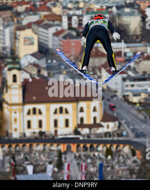 Innsbruck, Autriche. 06Th Jan, 2014. Andreas Wellinger de l'Allemagne s'élance à travers l'air en face de l'église 'Wiltener Basilique' à la troisième étape des quatre Hills ski compétition de sauts à Innsbruck, Autriche, 03 janvier 2014. Photo : DANIEL KARMANN/dpa/Alamy Live News Banque D'Images