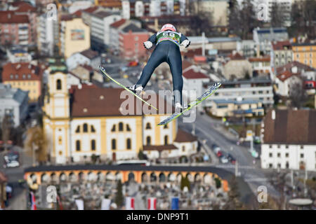 Innsbruck, Autriche. 06Th Jan, 2014. Severin Freund de l'Allemagne s'élance à travers l'air en face de l'église 'Wiltener Basilique' à la troisième étape des quatre Hills ski compétition de sauts à Innsbruck, Autriche, 03 janvier 2014. Photo : DANIEL KARMANN/dpa/Alamy Live News Banque D'Images