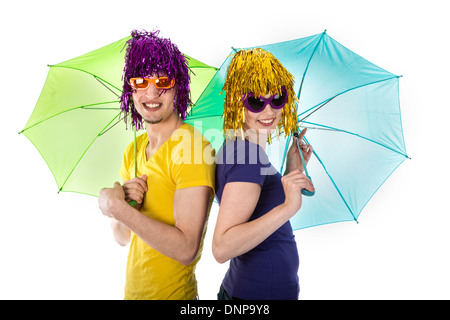 Couple à la mode avec des lunettes, des perruques et des parasols Banque D'Images