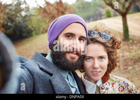 Des selfies une jeune hipster couple outdoors Banque D'Images