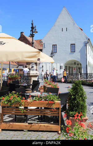 Le café à côté de la légendaire menteur's Bridge dans le centre historique de Sibiu, en Transylvanie, Roumanie Banque D'Images