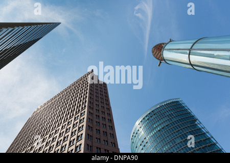 Vue vers le haut des gratte-ciel modernes près de la Potsdamer Platz à Berlin Banque D'Images