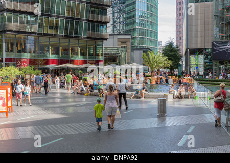 Berlin, Allemagne - 24 juillet : des inconnus sont shopping dans le célèbre Sony Centre près de la Potsdamer Platz à Berlin le juli 24, 2013 Banque D'Images