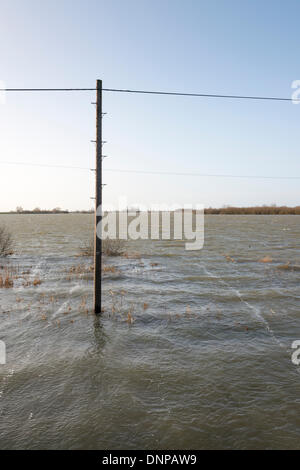Cambridgeshire, Royaume-Uni. 06Th Jan, 2014. L'Ouse se lave à Sutton Gault sont inondés comme une combinaison de forte pluie et les hautes marées causer des inondations à travers le pays. Les terres agricoles entre deux rivières par l'homme, les anciens et les nouveaux niveaux d'exécution de Earith Bedford dans le Cambridgeshire à Denver en Norfolk, est conçu pour absorber les eaux de crue de la rivière Great Ouse afin de conserver la plus grande partie de l'East Anglia sèche. Les niveaux d'eau sont élevés et plus la pluie et le vent est à prévoir au cours des prochains jours. Credit : Julian Eales/Alamy Live News Banque D'Images