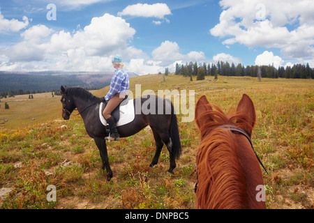 Aux Etats-Unis, l'ouest du Colorado, Woman riding horse Banque D'Images