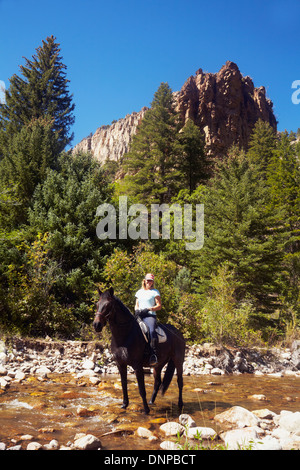 Aux Etats-Unis, l'ouest du Colorado, Woman riding horse Banque D'Images