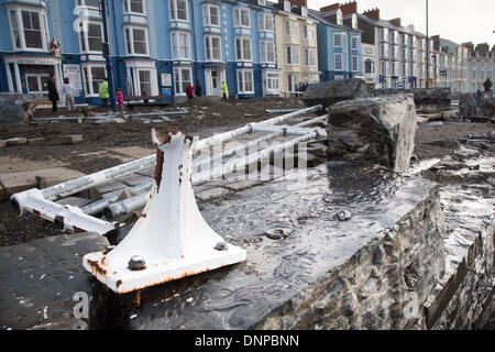 Aberystwyth, UK. 06Th Jan, 2014. Dommages sur le front d'Aberystwyth. Des vents forts et une marée de vagues à la pâte a causé la côte du Pays de Galles de l'ouest. La promenade à Aberystwyth a été fermé au public comme des vagues a déchiré sur la digue, briser les défenses de la mer et d'épandage de débris sur une vaste zone. La police et les gardes-côtes ont bouclé le nord et le sud promenades à marée haute, et un camion de pompiers s'est échoué. Credit : atgof.co/Alamy Live News Banque D'Images